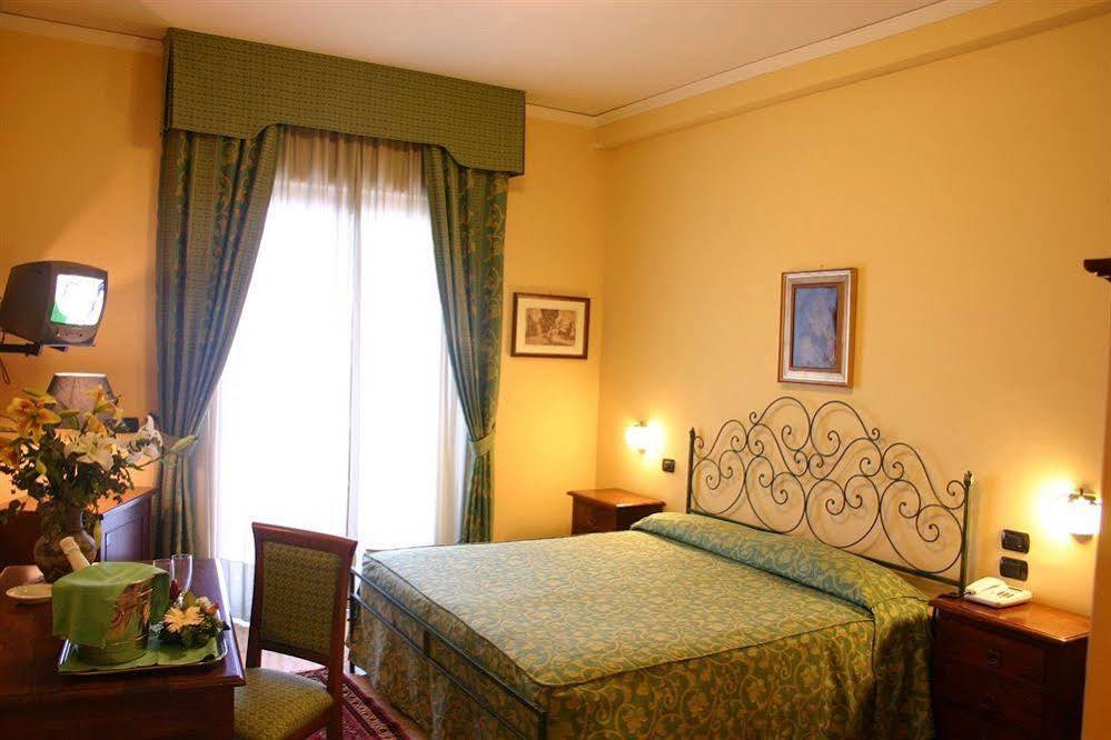 Hotel Primavera Dell'Etna ザッフェラーナ・エトネーア エクステリア 写真